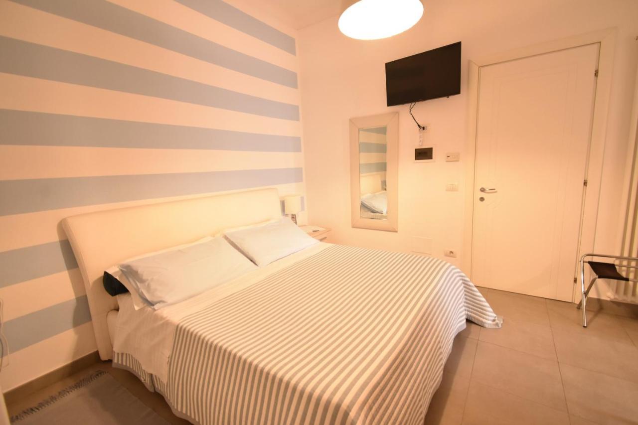 Affittacamere E Appartamenti - Rent Rooms And Apartments Le Camere Nel Corso - Adults Only Специя Экстерьер фото